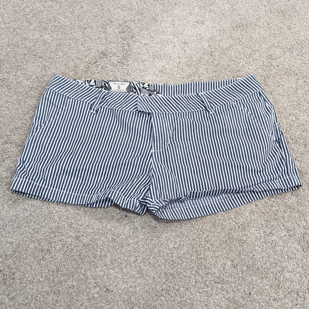 NWOT Juniors Volcom shorts